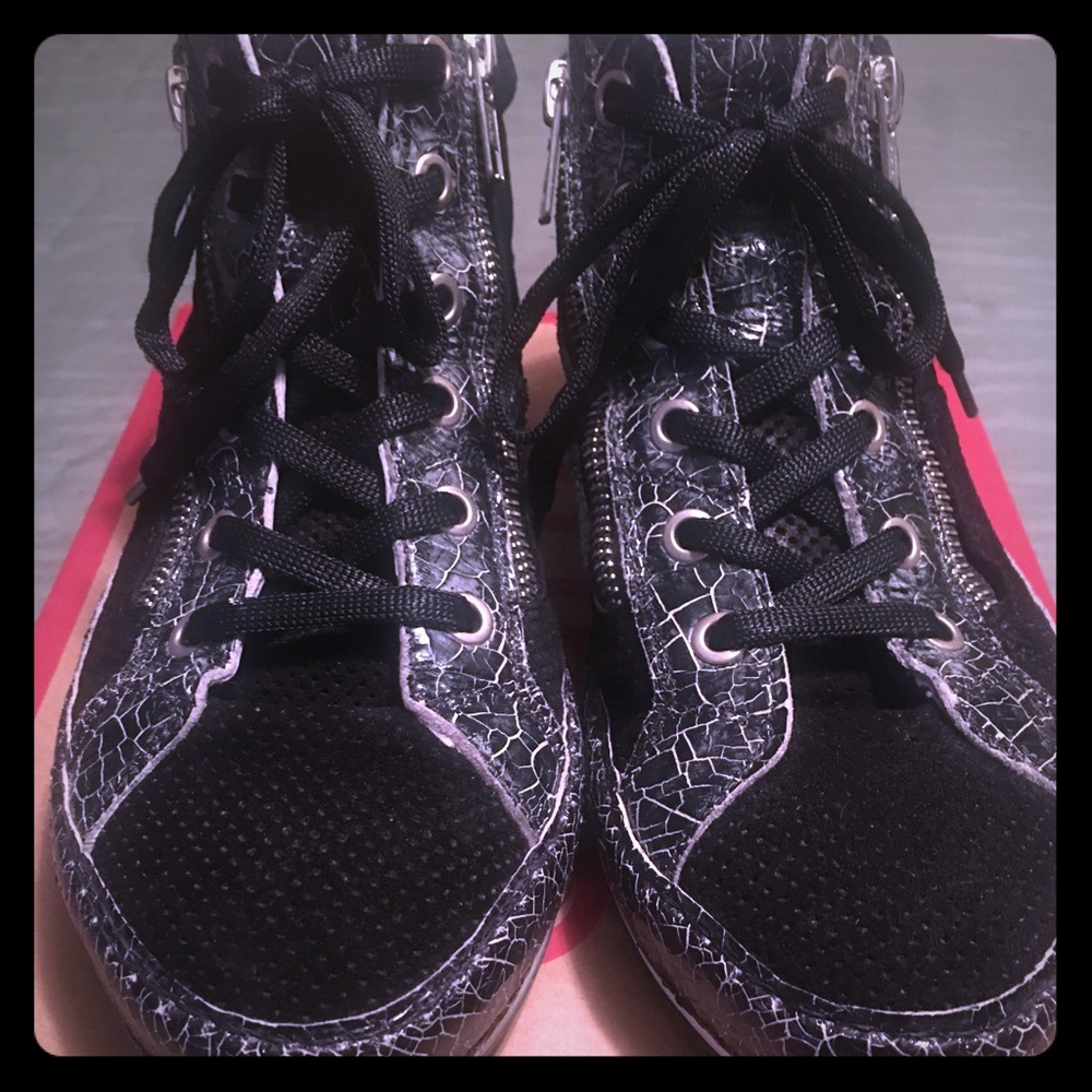 Khrio Sneakers